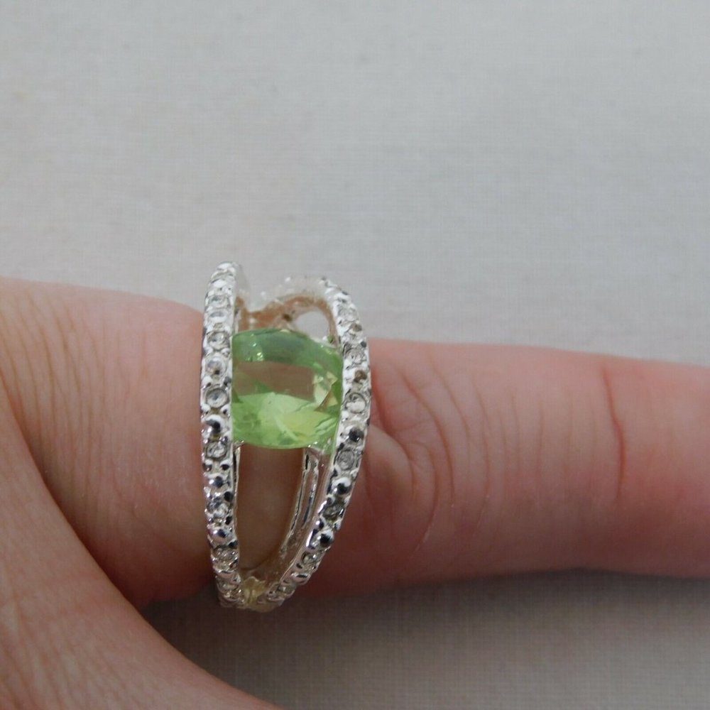 Avon Envy Me Cocktail Ring Green Rhinestone Silver Tone New Box Size 6 Bling - Picture 2 of 6